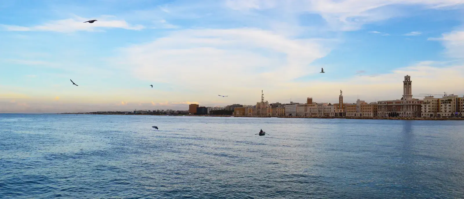 Bari vista dal mare: il lungomare e la città