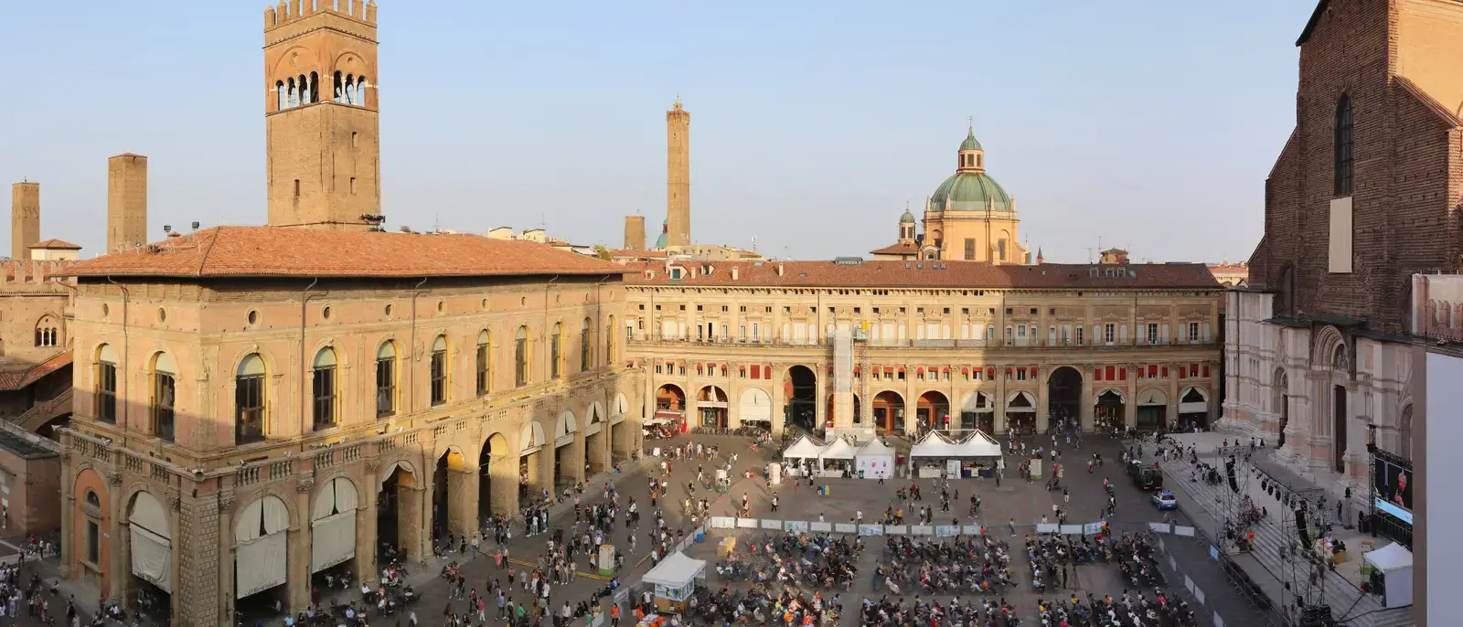 Piazza Maggiore a Bologna, con Palazzo dei Notai e le torri