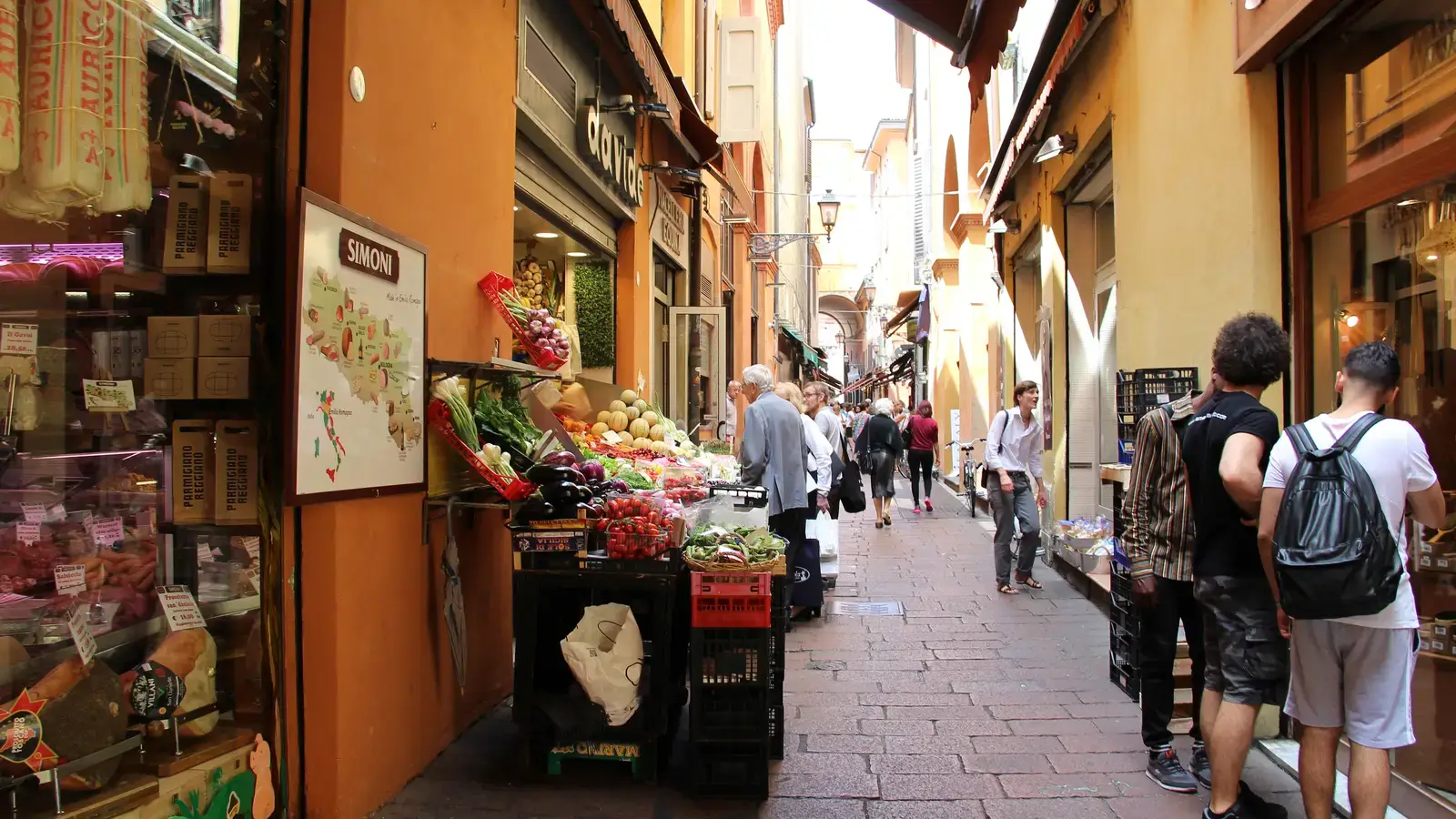 Il Quadrilatero di Bologna, con le botteghe di via Pescherie Vecchie