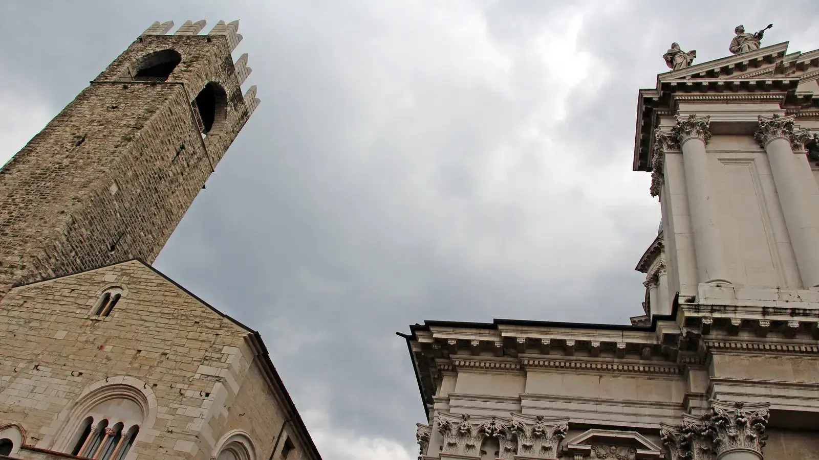 Piazza Paolo VI a Brescia, con il Duomo nuovo e il Broletto