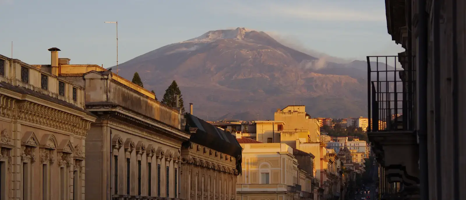 Via Etnea a Catania, con l'Etna sullo sfondo
