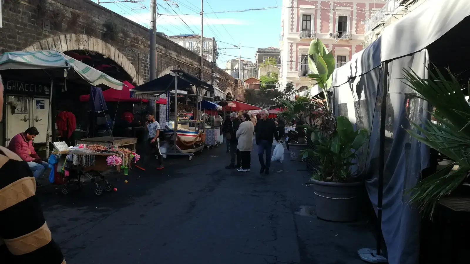 Il mercato della Pescheria a Catania, con le bancarelle e la gente