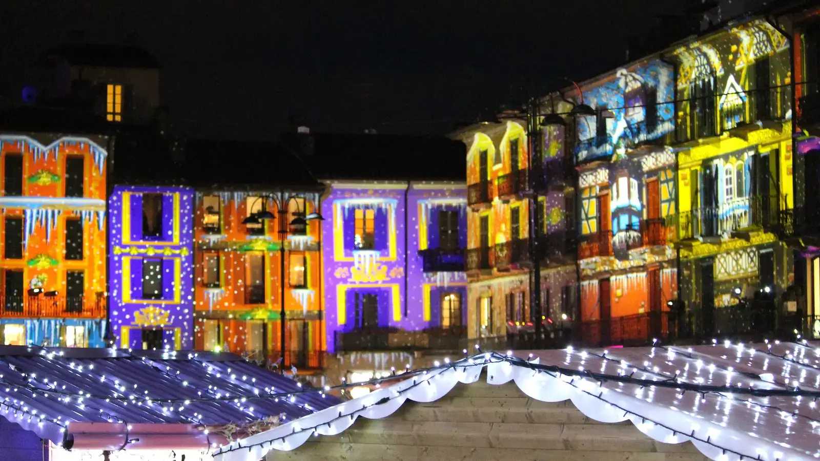 Piazza del Duomo a Como, con il Duomo e il Broletto