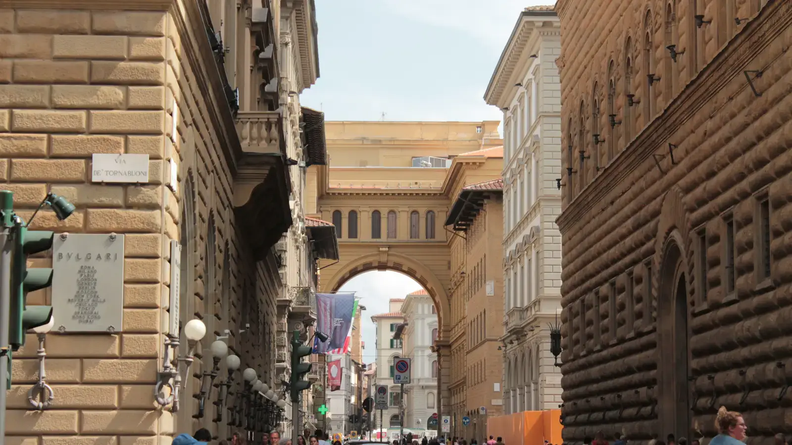 Via de' Tornabuoni a Firenze, con i palazzi e le vetrine