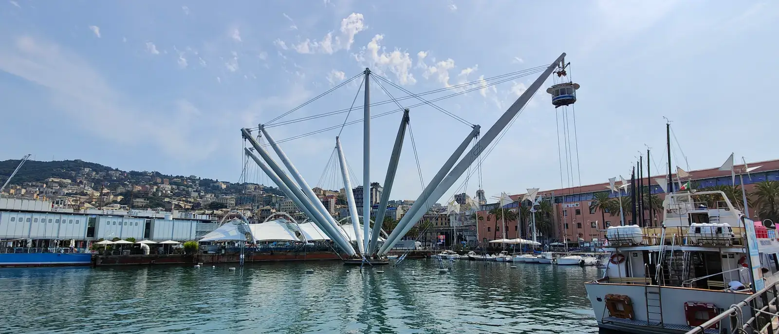 Il Porto Antico di Genova con il Bigo e la città sullo sfondo