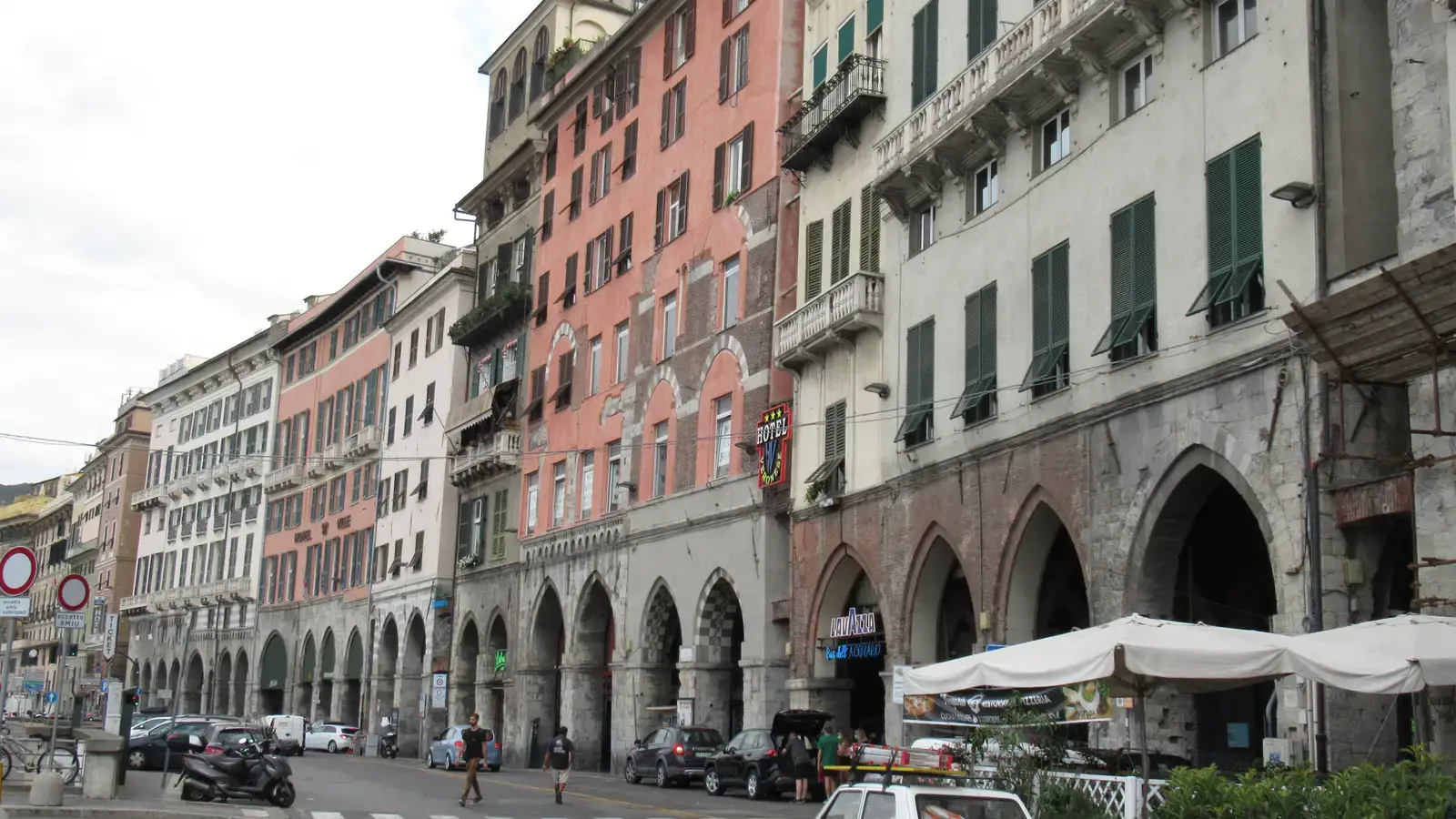 I portici di Sottoripa a Genova, con le botteghe e la gente