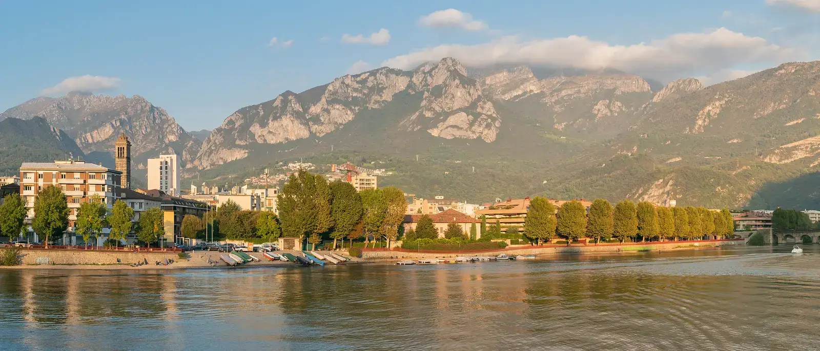 Lecco vista dall'alto: il lago e le montagne