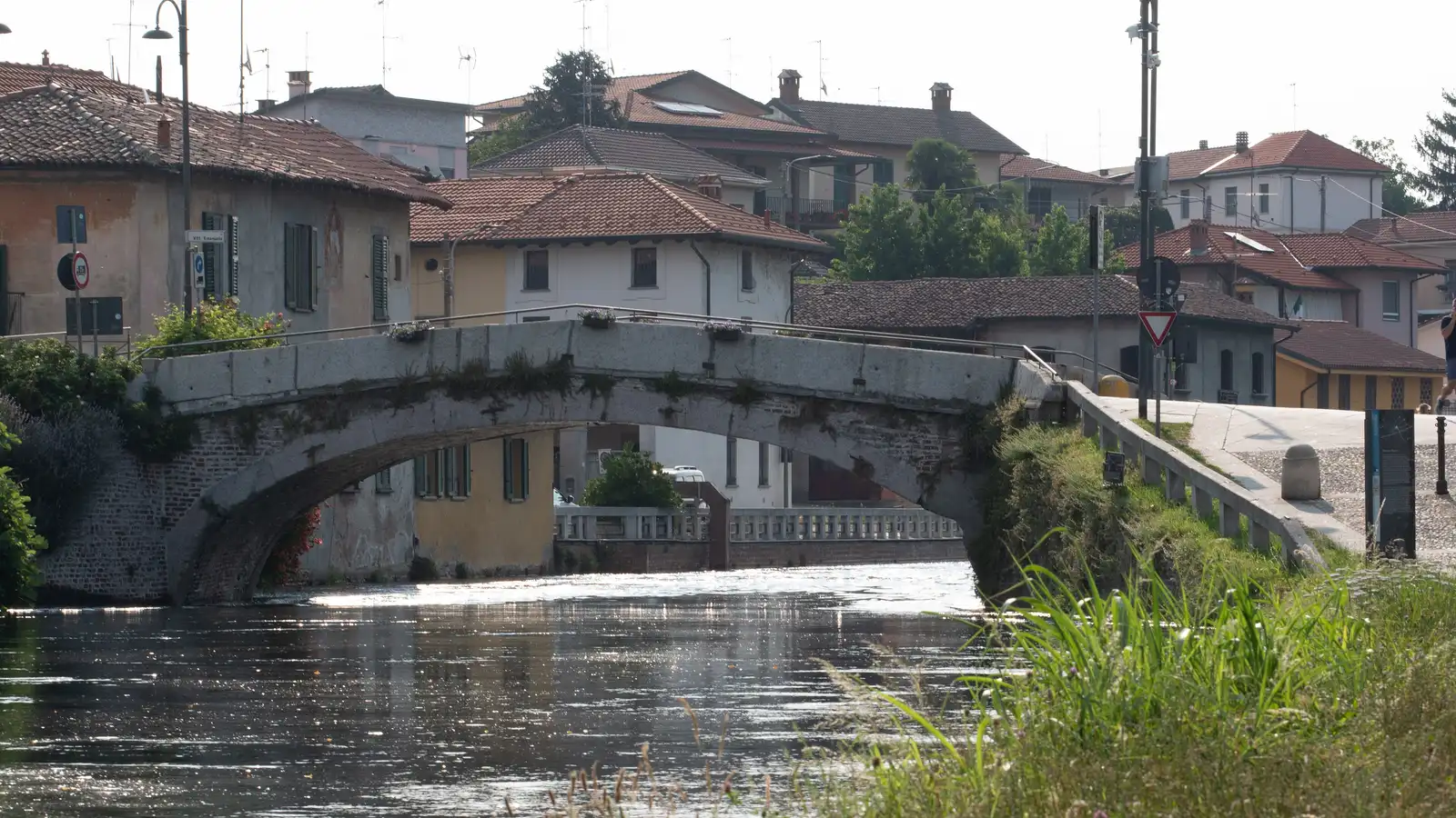 Il Naviglio Grande a Milano, con il ponte e i locali sulla riva