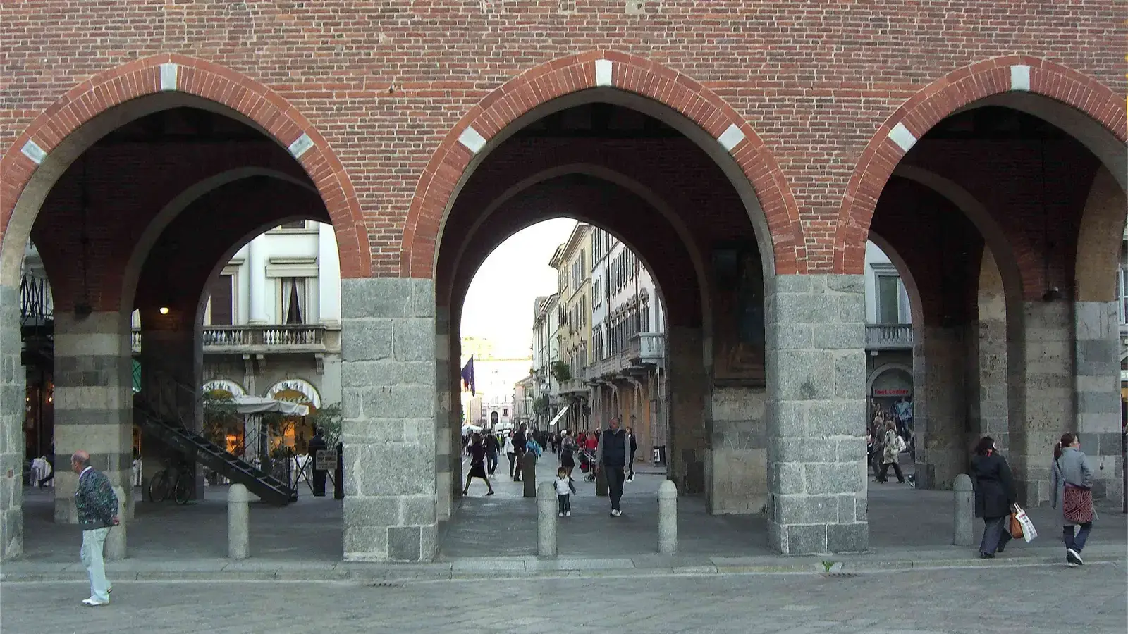 Le arcate dell'Arengario di Monza, con la via commerciale del centro