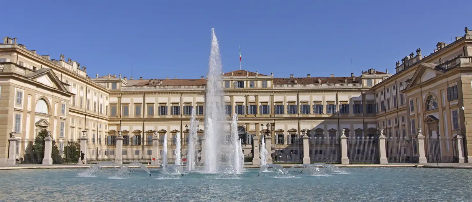 La Villa Reale di Monza vista dalla fontana, con la facciata a corte