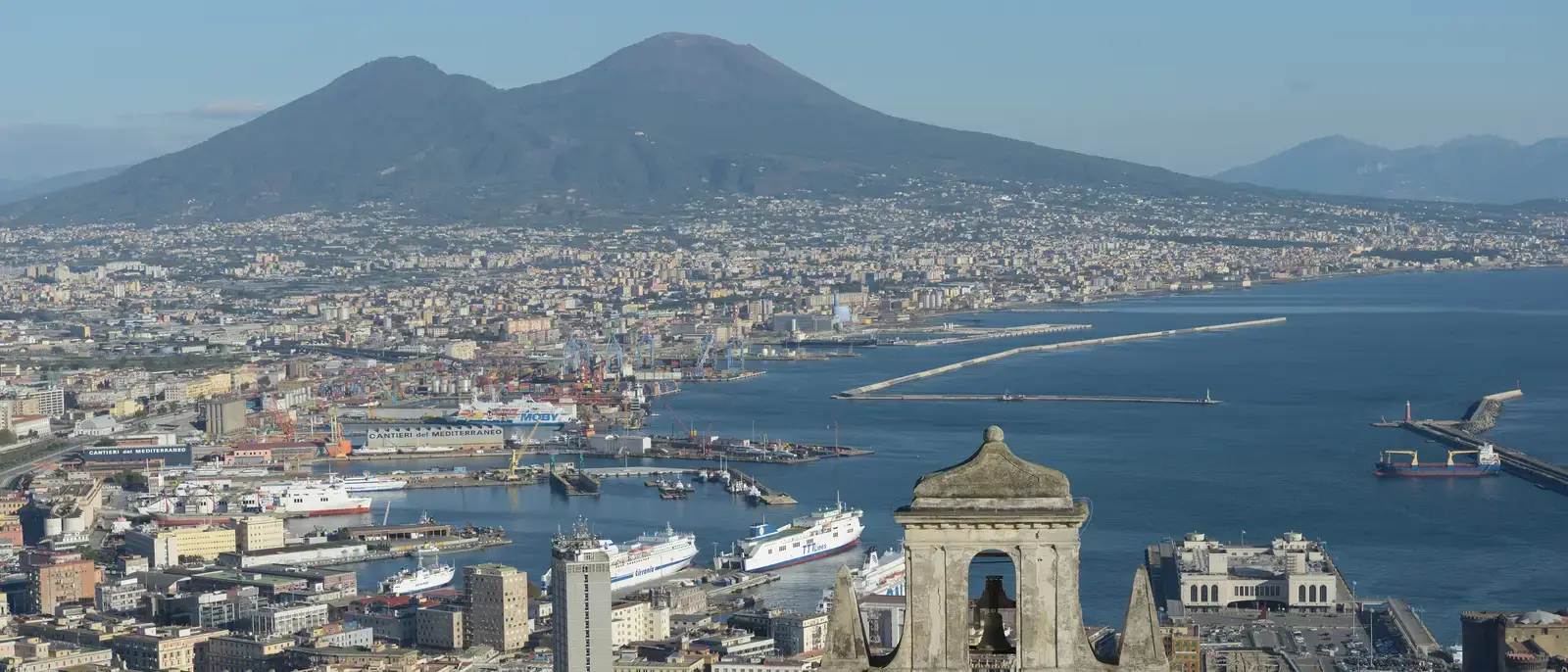 Napoli dall'alto: il golfo, il porto e il Vesuvio