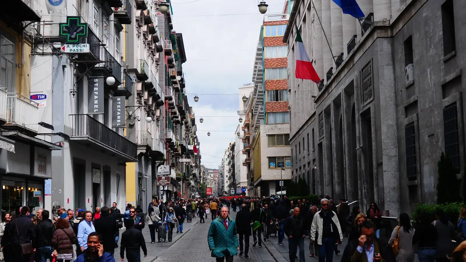 Via Toledo a Napoli, piena di gente e di negozi