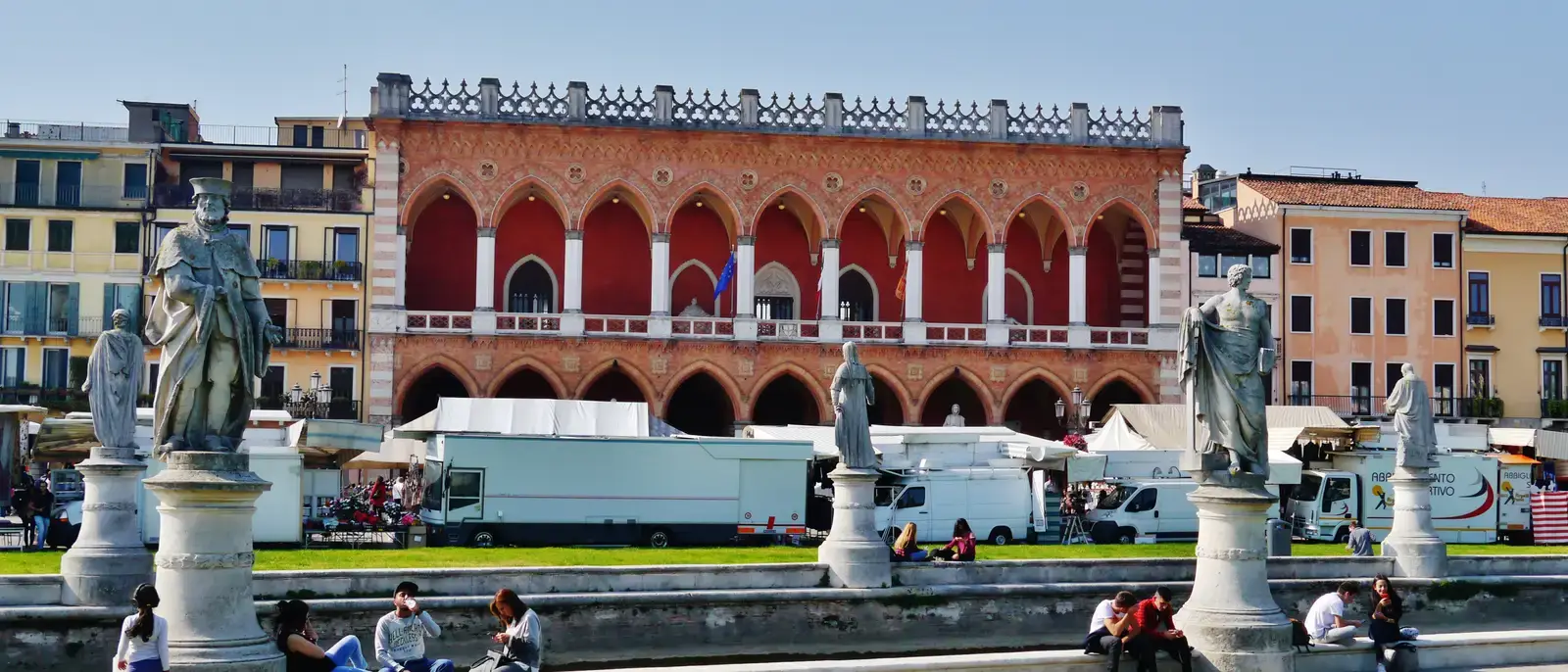 Prato della Valle a Padova, con la Loggia Amulea e le statue