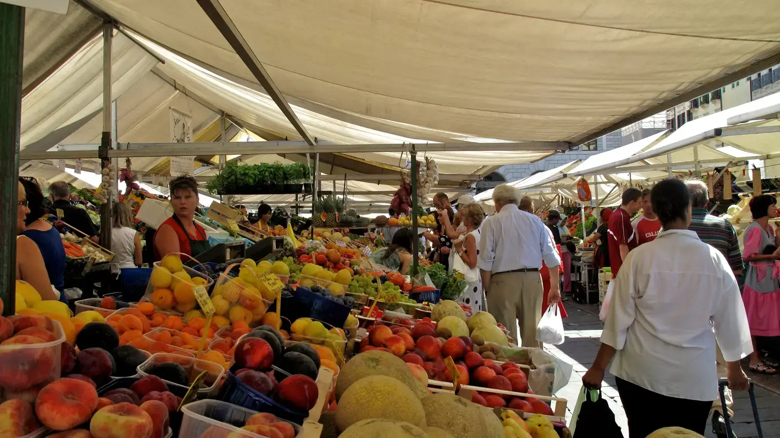 Il mercato di piazza delle Erbe a Padova, con i banchi e i clienti