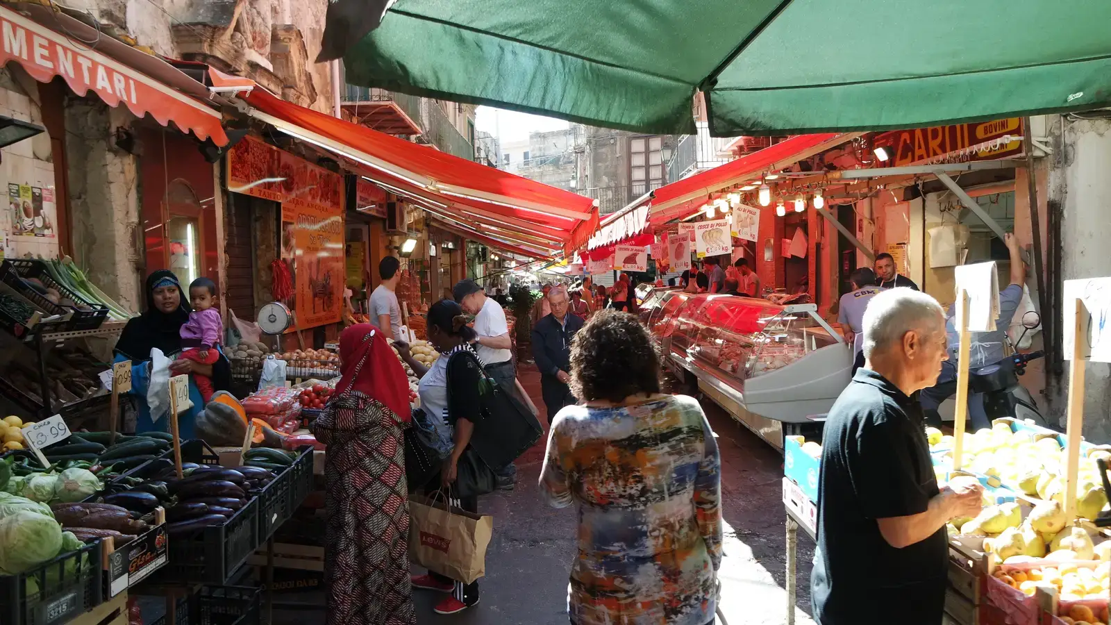 Il mercato di Ballarò a Palermo, con i banchi e la gente