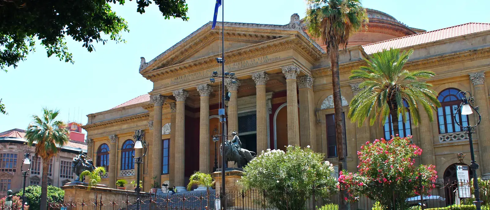 Il Teatro Massimo di Palermo, con il colonnato e le palme