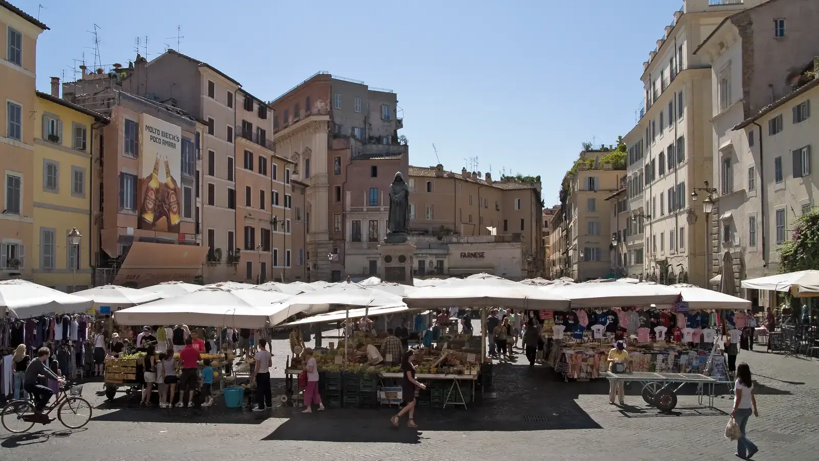 Il mercato di Campo de' Fiori a Roma, con i banchi e la gente