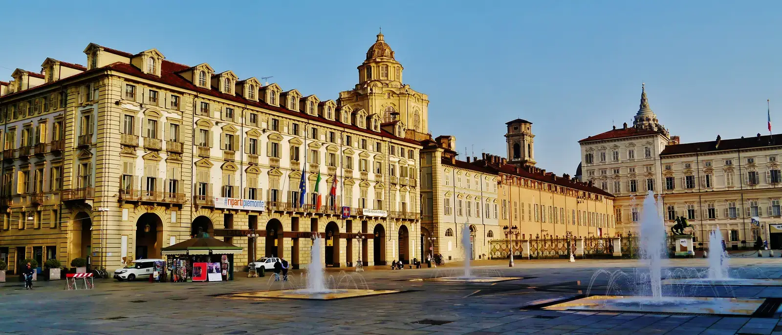 Piazza Castello a Torino, con Palazzo Reale e le fontane