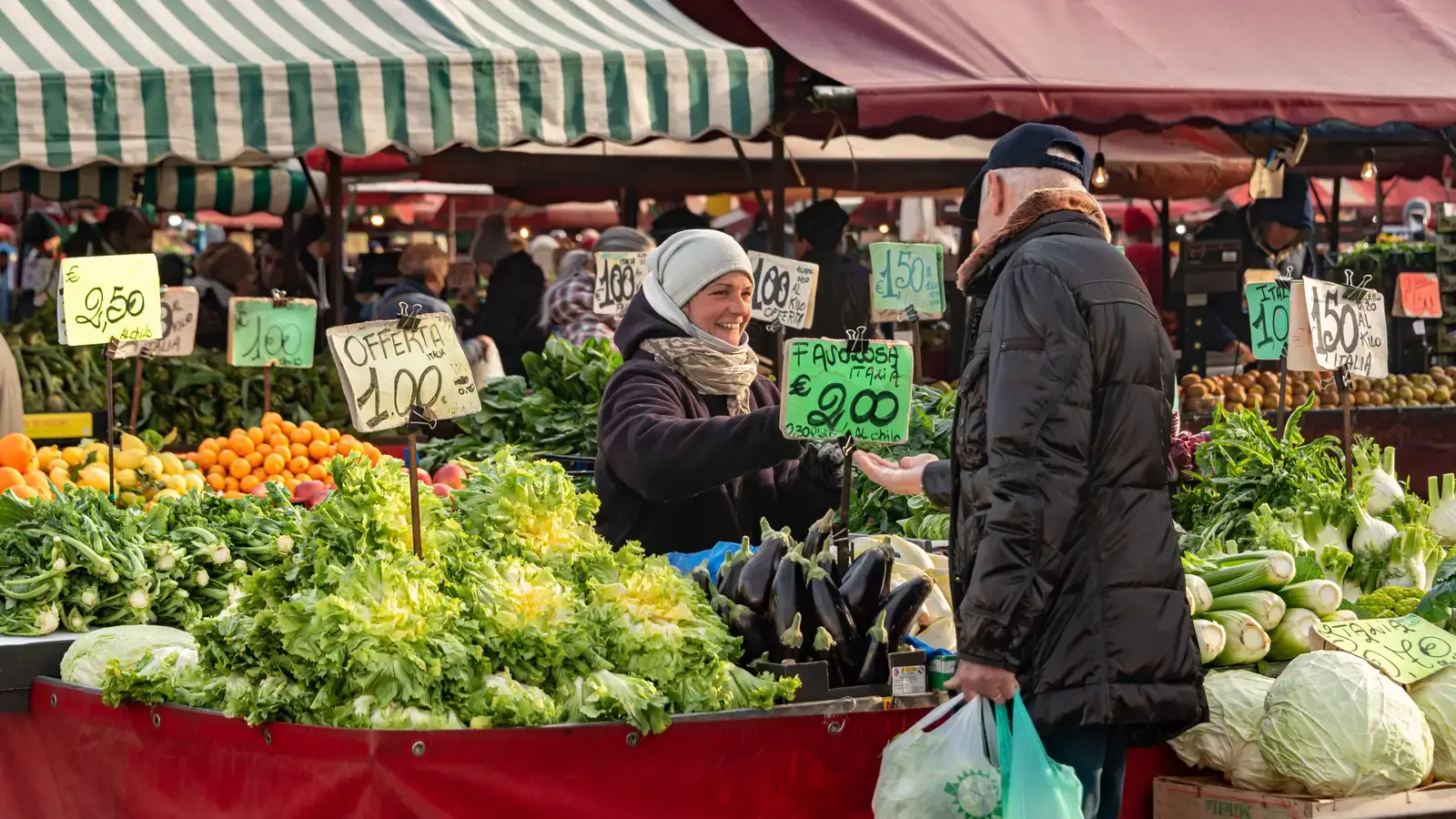 Il mercato di Porta Palazzo a Torino, con i banchi e i clienti