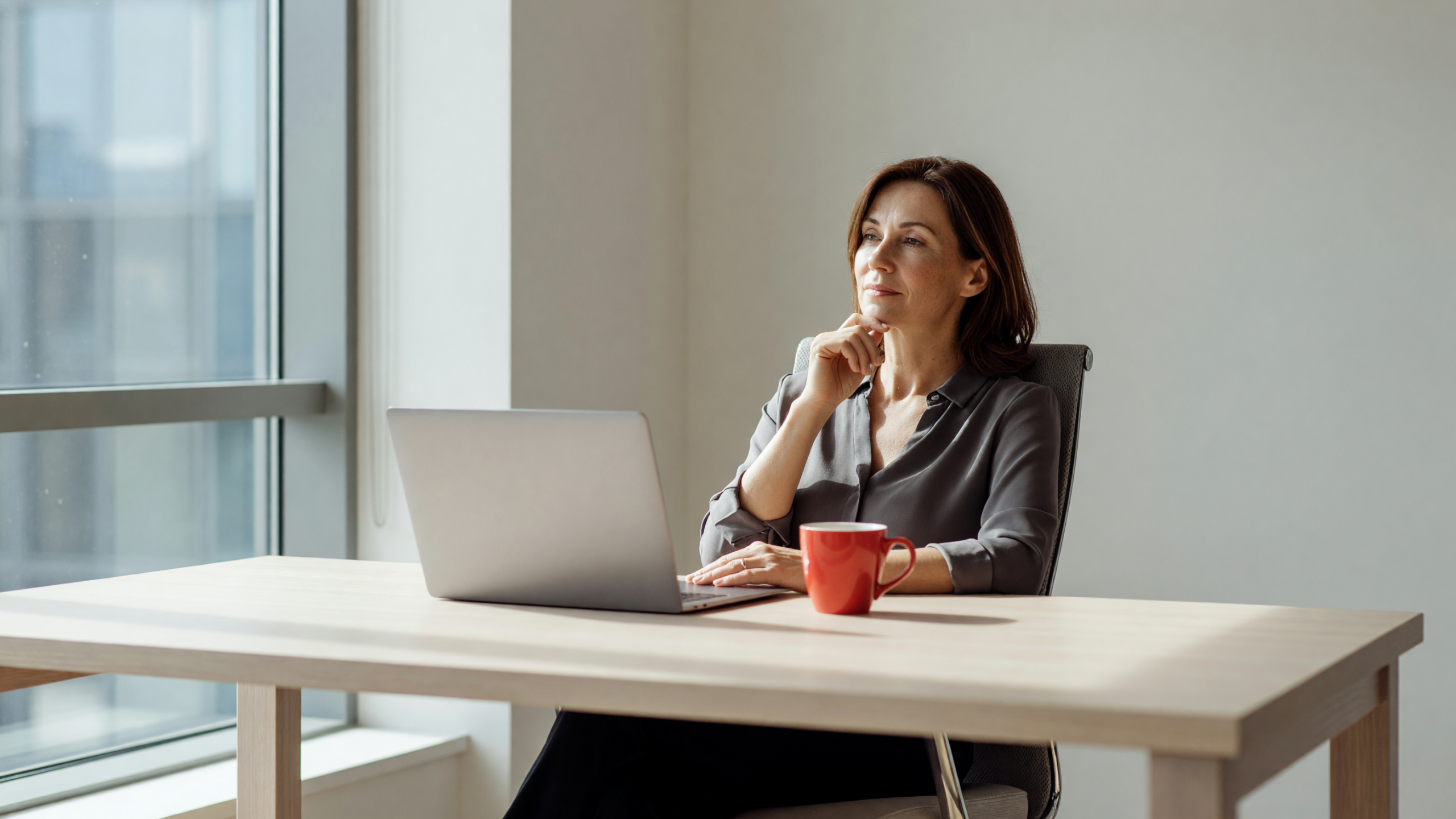 Due professionisti discutono se adottare Meta Muse Wonder in azienda