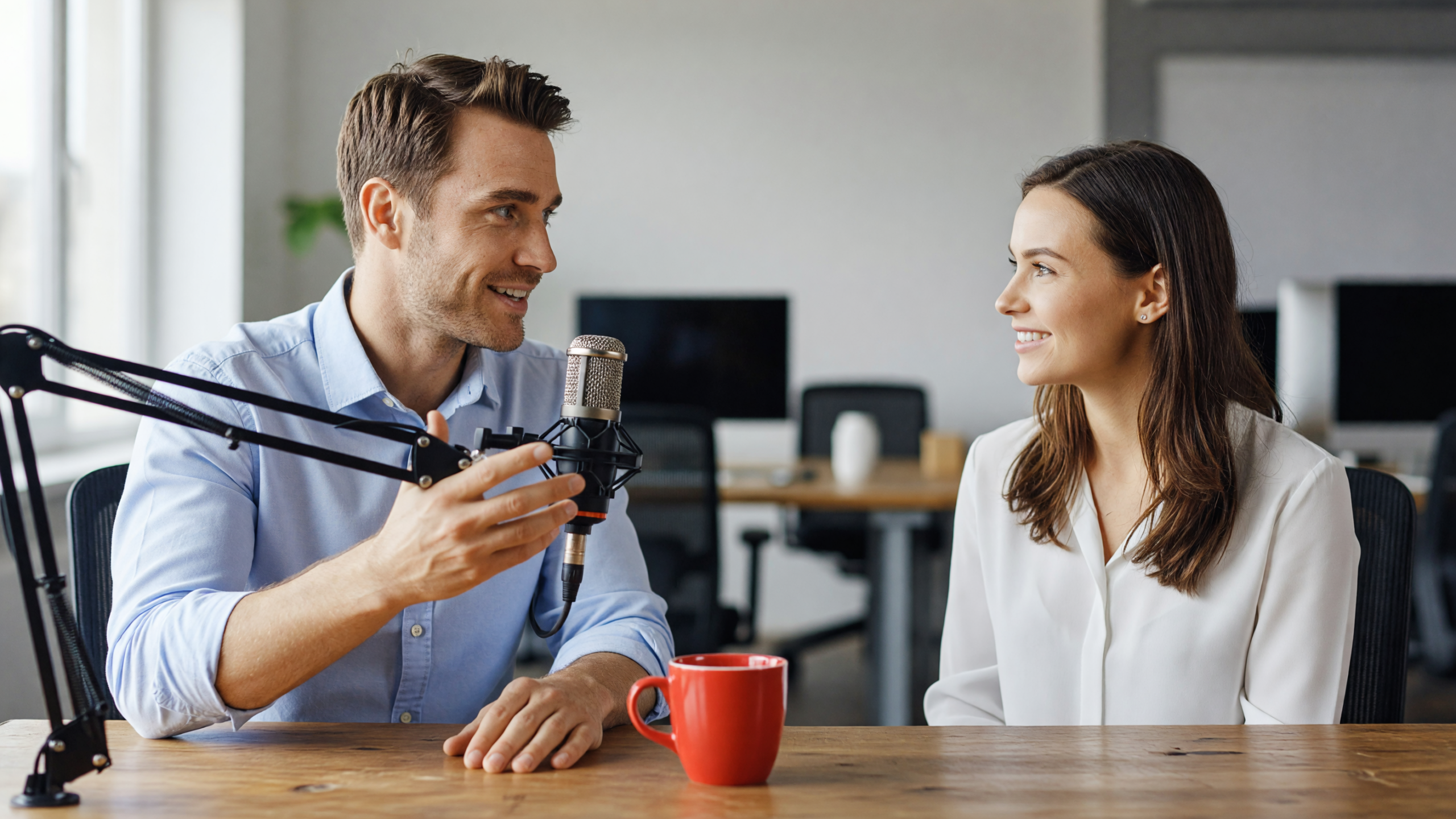 Dipendente che racconta il proprio lavoro durante la registrazione di un podcast aziendale per recruiting