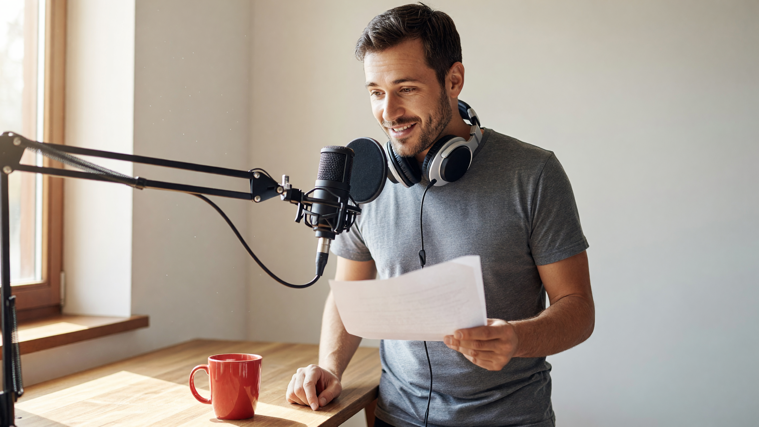 Conduttore registra un podcast aziendale senza ospiti con una sola voce al microfono